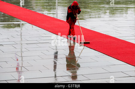 Berlino, Germania. Il 15 giugno, 2016. Il tappeto rosso è pulito prima della ricezione del premier georgiano Giorgi Margwelaschwili presso la cancelleria fenderal a Berlino, Germania, con gli onori militari, 15 giugno 2016. © dpa picture alliance/Alamy Live News Foto Stock