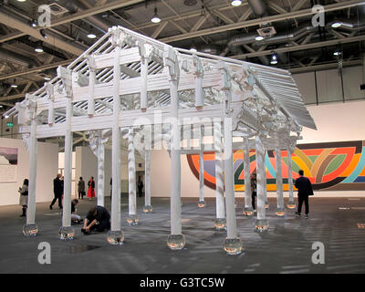 La "Casa bianca" da Ai Weiwei si annovera tra le più spettacolari pezzi presso l'Art Basel Art Fair a Basilea in Svizzera, 14 giugno 2016. Art Basel è considerata la più significativa per la fiera del XX e XXI secolo arte. Foto: SABINE GLAUBITZ/dpa Foto Stock