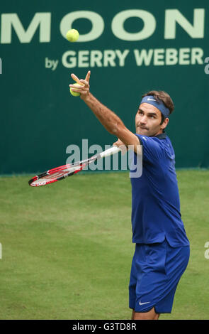 Halle, Germania. Il 15 giugno, 2016. Roger Federer in azione nella partita contro Struff della Germania durante l'ATP torneo di tennis a Halle, Germania, 15 giugno 2016. Foto: FRISO GENTSCH/dpa/Alamy Live News Foto Stock