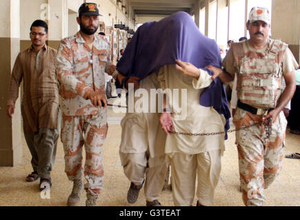 Lahore, Pakistan. Il 15 giugno, 2016. Sospetto di presunta in attività terroristiche si stanno scortando da Sindh Rangers staffs a presente nella parte anteriore del giudice al Tribunale della città di Karachi Mercoledì, 15 giugno 2016. Credito: Asianet-Pakistan/Alamy Live News Foto Stock