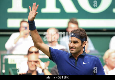 Halle, Germania. Il 15 giugno, 2016. Roger Federer celebra la sua vittoria nel match contro Struff della Germania durante l'ATP torneo di tennis a Halle, Germania, 15 giugno 2016. Foto: FRISO GENTSCH/dpa/Alamy Live News Foto Stock