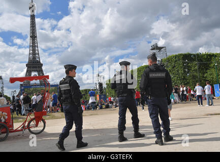 Parigi, Francia. Il 15 giugno, 2016. Tre francesi ufficiali di polizia a piedi attraverso il cordoned off fan zone sotto la Torre Eiffel al 2016 UEFA campionato europeo di Parigi (Francia), 15 giugno 2016. Foto: PETER KNEFFEL/dpa/Alamy Live News Foto Stock