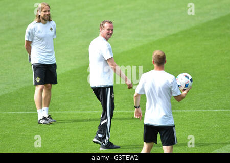 Lione, Francia. Il 15 giugno, 2016. Coach Michael O'Neill (C) dell'Irlanda del Nord Sorrisi durante una sessione di allenamento della nazionale di calcio allo Stade de Lyon a Lione, Francia, 15 giugno 2016. Irlanda del Nord dovrà affrontare th Ucraina nella UEFA EURO 2016 gruppo C turno preliminare partita di calcio il 16 giugno 2016. Foto: Uwe Anspach/dpa/Alamy Live News Foto Stock