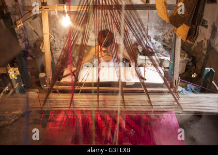 Dacca in Bangladesh. Il 15 giugno, 2016. Handloom tessitore tesse Banarasi saree su un tradizionale a mano in legno telaio di tessitura in corrispondenza di Mirpur Banarasi Palli, a Dhaka, nel Bangladesh. Business in Mirpur Banarasi Palli, un luogo di mercato ben noti per diversi tipi di tradizionale Sarees Banarasi in Bangladesh, si trova di fronte a tempi difficili. Persone che hanno usato per andare lì per acquistare il famoso Banarasi sarees, scelgono sempre più spesso per il trendy sarees indiano. La popolarità di questi custom-made sarees sta perdendo il suo fascino come colorata indiano sarees chic sono più della domanda tra gli acquirenti locali. Il Benarasi saree, la cui storia Foto Stock