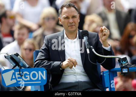 Londra, Regno Unito. Il 15 giugno, 2016. Aegon Queens Tennis Championships giorno tre. ATP svedese arbitro Mohamed Lahyani in sedia per il 1° round match tra Nick Kyrgios (AUS) e Milos Raonic (CAN). Credit: Azione Plus immagini di sport/Alamy Live News Foto Stock