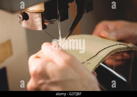 Stretta di mano utilizzando una macchina di cucitura Foto Stock