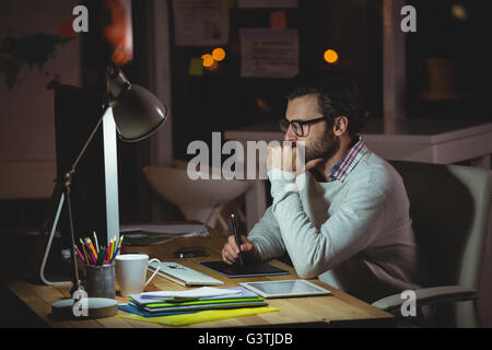 Imprenditore utilizzando un computer tablet e un computer portatile Foto Stock