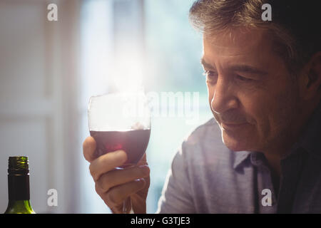 Uomo maturo degustazione di vino rosso Foto Stock