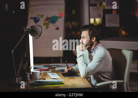 Uomo concentrato sulla parte anteriore del computer Foto Stock