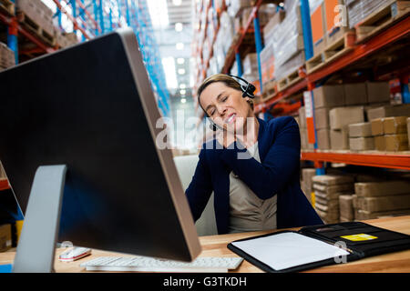 Responsabile di magazzino con dolore alla spalla Foto Stock