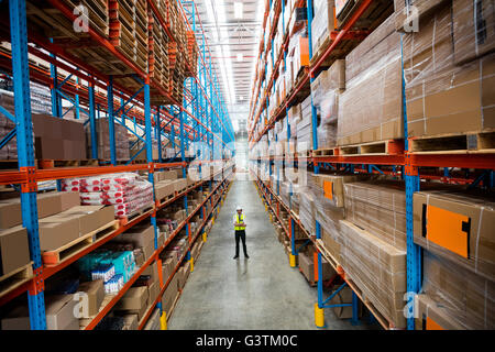 Ritratto di un responsabile di magazzino in un corridoio Foto Stock