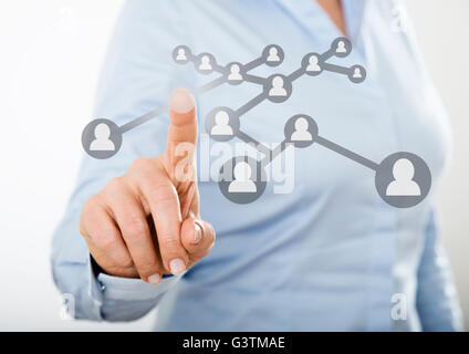 Imprenditrice premendo schermo digitale Foto Stock