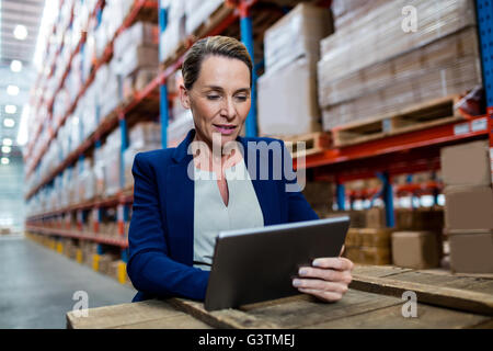 Responsabile magazzino cercando il suo tablet pc Foto Stock