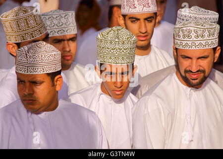 Omani uomini tradizionalmente condita frequentando il mercato di capra a Nizwa, Western Hajar, Oman Foto Stock