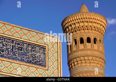 Dettagli architettonici del minareto Kalon a Bukhara, Uzbekistan Foto Stock