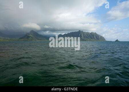 Vista di Kualoa, dei Monti Koolau e dell'Isola di Mokoli'i (precedentemente conosciuta come il termine obsoleto 'cappello di Chinaman') da AHU o laka (Kaneohe Bay Sandbar) Foto Stock