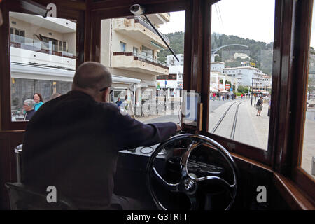 Vista dal tram viaggiano da Port de Soller a Soller, Mallorca Foto Stock