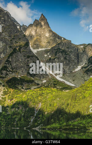 Mnich picco elevato nei Monti Tatra,Polonia con la mattina presto dei raggi solari. Foto Stock