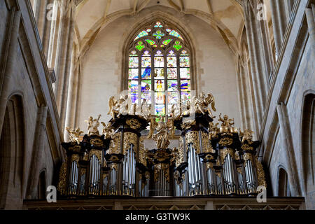 Organo di ornati e le vetrate colorate nella chiesa di Santa Barbara in Kutna Hora, Repubblica Ceca. Foto Stock