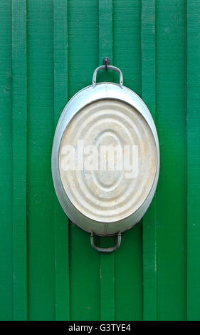 Antico Bagno di stagno appesi verniciato di verde parete in legno Foto Stock