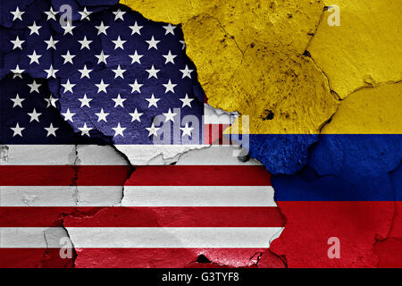 Bandiere di Stati Uniti e Colombia dipinta su un muro di mattoni Foto Stock