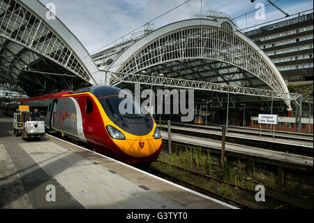 Un Pendolino attende di lasciare Liverpool Lime St stazione il rail gourmet trolley è fornitura di cibo per la prima classe di cucina. Foto Stock