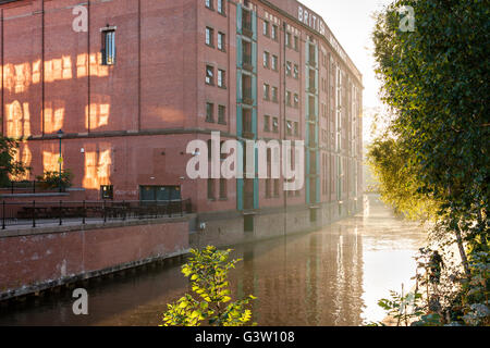 Il British Waterways magazzino edificio accanto a Nottingham e Beeston Canal con la mattina presto la luce del sole e la nebbia, Nottingham, Inghilterra, Regno Unito Foto Stock