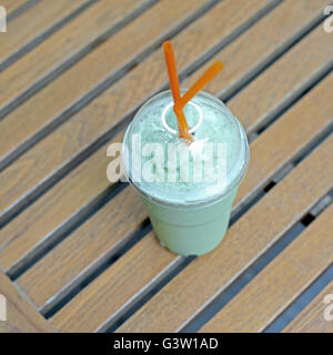 Tè Verde matcha smoothie sul tavolo di legno Foto Stock