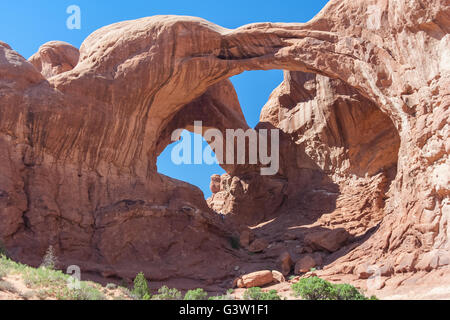 Il doppio arco nel Parco Nazionale di Arches, Utah, Stati Uniti d'America Foto Stock