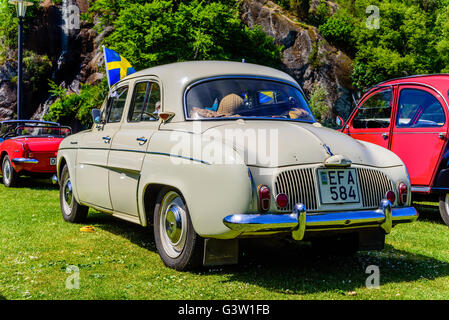 Ronneby, Svezia - 6 Giugno 2016: lo svedese della celebrazione della festa nazionale in parco pubblico. Classic 1960 Renault Dauphine con lo svedese Foto Stock