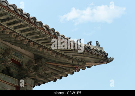 Corea tradizionale decorazione del tetto. blue sky e strutture colorate Foto Stock