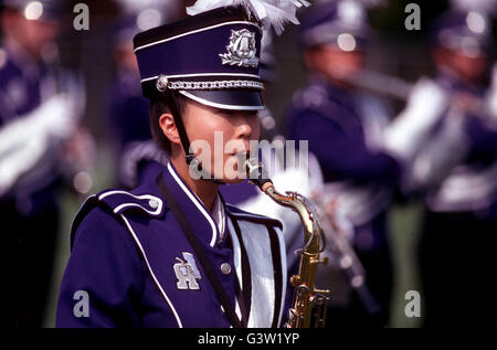 Gli stati di marching band suonare uno strumento musicale in corrispondenza di un tempo di emisaturazione del gioco del calcio mostra Foto Stock