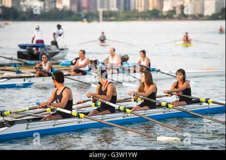 RIO DE JANEIRO - Aprile 2, 2016: squadre di rematori di competere in una gara su Lagoa Rodrigo de Freitas, un luogo di ritrovo per le Olimpiadi. Foto Stock