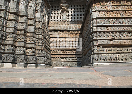 Ornati pannello parete sollievo hoysaleshwara tempio, halebidu, Karnataka, India. vista da est. Foto Stock