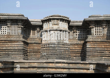 Ornati pannello parete sollievo hoysaleshwara tempio, halebidu, Karnataka, India. vista da est. Foto Stock