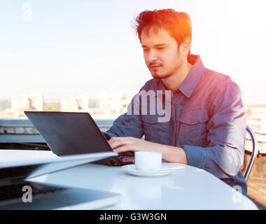 Giovani asiatici imprenditore barbuto lavorando sul computer Foto Stock