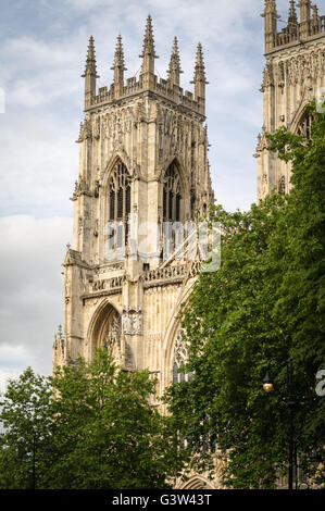 York Minster è la cattedrale di York, Inghilterra, ed è uno dei più grandi del suo genere nel Nord Europa. Foto Stock