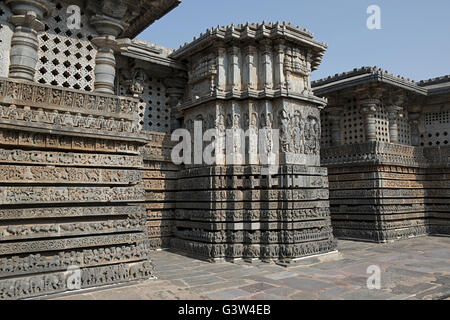 Ornati pannello parete di rilievo, hoysaleshwara tempio, halebidu, Karnataka, India. vista da sud-est. Foto Stock