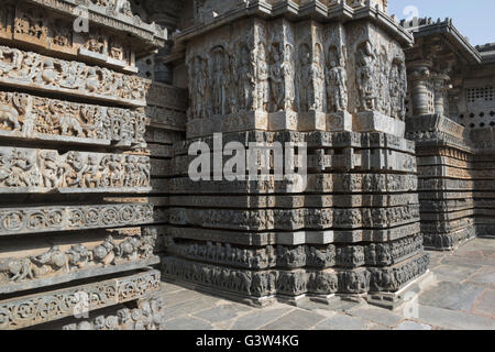 Ornati pannello parete di rilievo, hoysaleshwara tempio, halebidu, Karnataka, India. vista da sud-est. Foto Stock