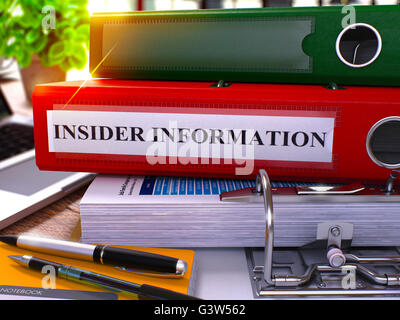 Red Ring Binder con iscrizione informazioni privilegiate. Foto Stock