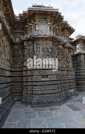 Ornata di rilievi sulle pareti del lato ovest, hoysaleshvara tempio, halebid, Karnataka, India, vista da nord. Foto Stock