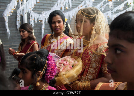 Festa della pubertà di 16 anni indù. Ritushuddhi, chiamato anche Ritu Kala Samskara. Mitcham South London Teenage girl in velo al centro della fotografia con madre e parenti Una celebrazione e il passaggio alla femminilità. 2010S 2016 UK HOMER SYKES Foto Stock