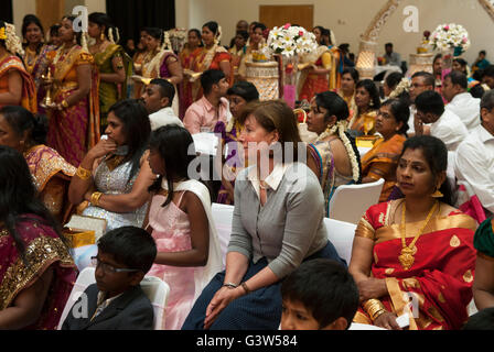 Partito indù UK Mitcham Caucasica donna bianca ospite in una festa di celebrazione indù del sud di Londra, Ritushuddhi, chiamata anche Ritu Kala Samskara, una celebrazione e la transizione alla femminilità. 2010S 2016 UK HOMER SYKES Foto Stock