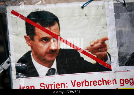 Foto mit Assad - Protestplakat gegen die iranische Regierung, Berlin-Mitte. Foto Stock