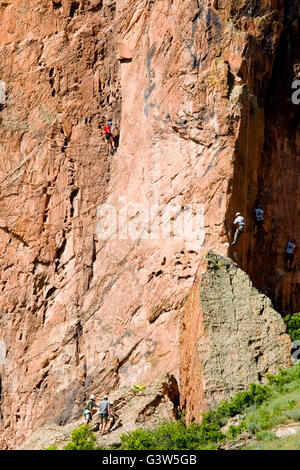 Gli alpinisti scala la bella pietra arenaria rossa guglie del Giardino degli dèi Parco presso la base di 14.000 piedi Pikes Peak in t Foto Stock