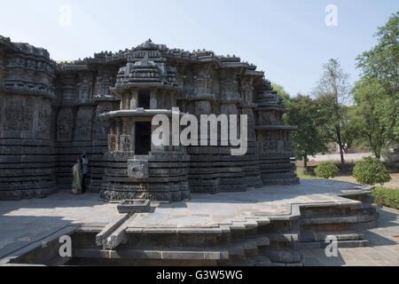 Facciata e ornati del pannello di parete di rilievo del lato ovest, hoysaleshwara tempio, halebidu, Karnataka, India. vista da nord. Foto Stock