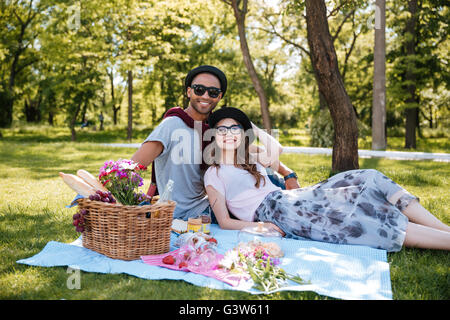 Felice coppia giovane rilassante e avente picnic nel parco Foto Stock