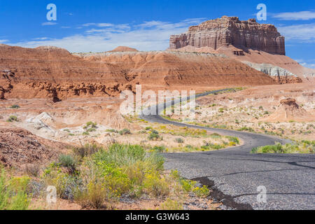 Coloratissima strada nel deserto dipinto con diversi colori di sedimenti e rocce vicino il parco statale Goblin Valley, Utah, Stati Uniti d'America Foto Stock