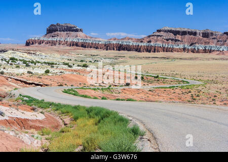 Autostrada in esecuzione attraverso colorate deserto dipinto in Utah centrale nei pressi di Canyonland, Sion, Bryce e Goblin Valley Foto Stock