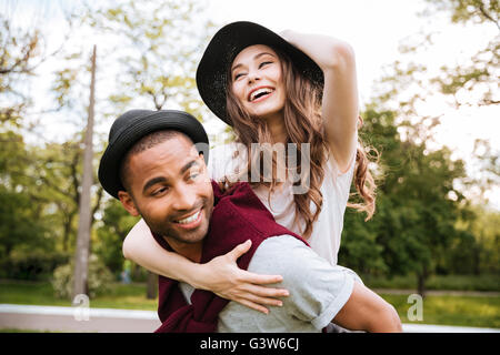 Felice coppia giovane per divertirsi insieme all'aperto Foto Stock